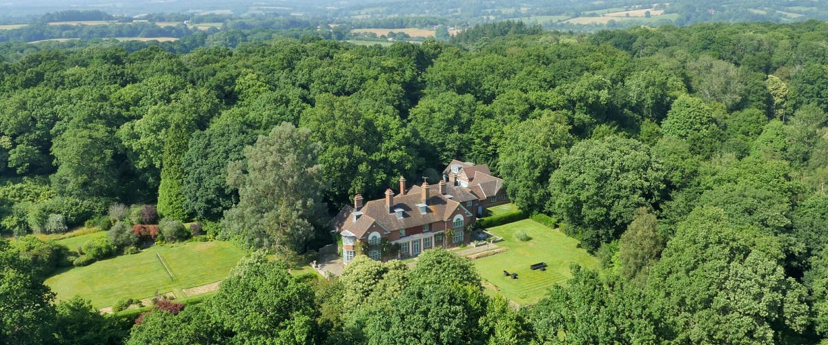 Sussex party house for hire with outdoor pool, tennis court and gardens