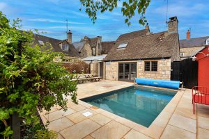 Party house in the Cotswolds with swimming pool